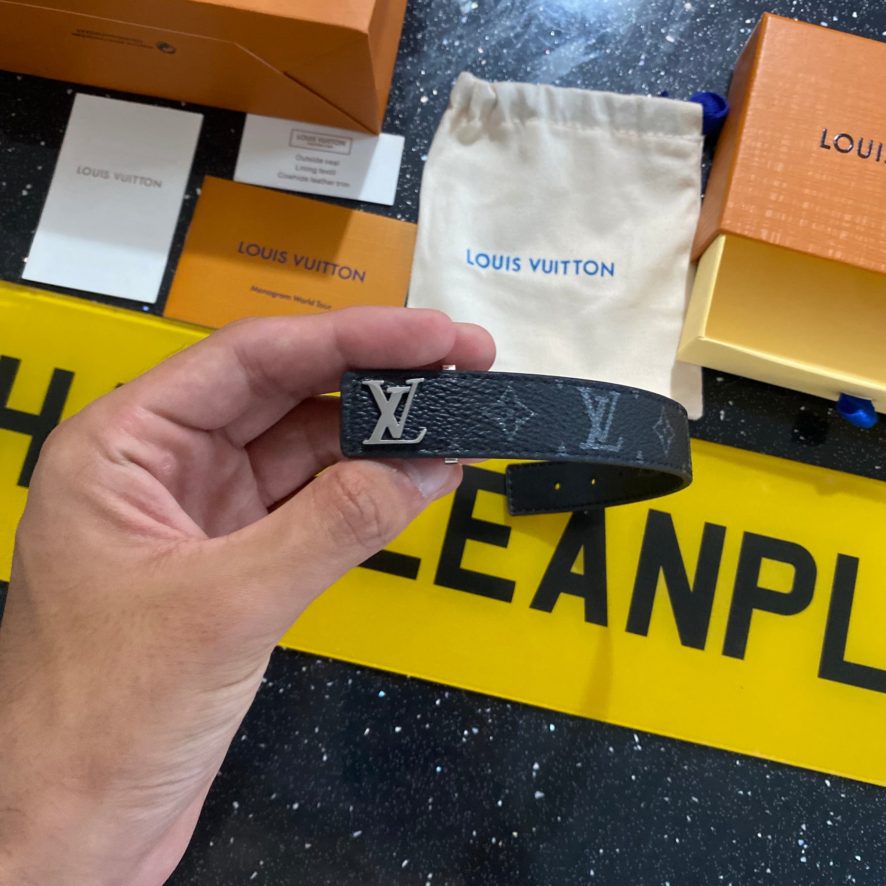 L Bracelet with box & shopping bag