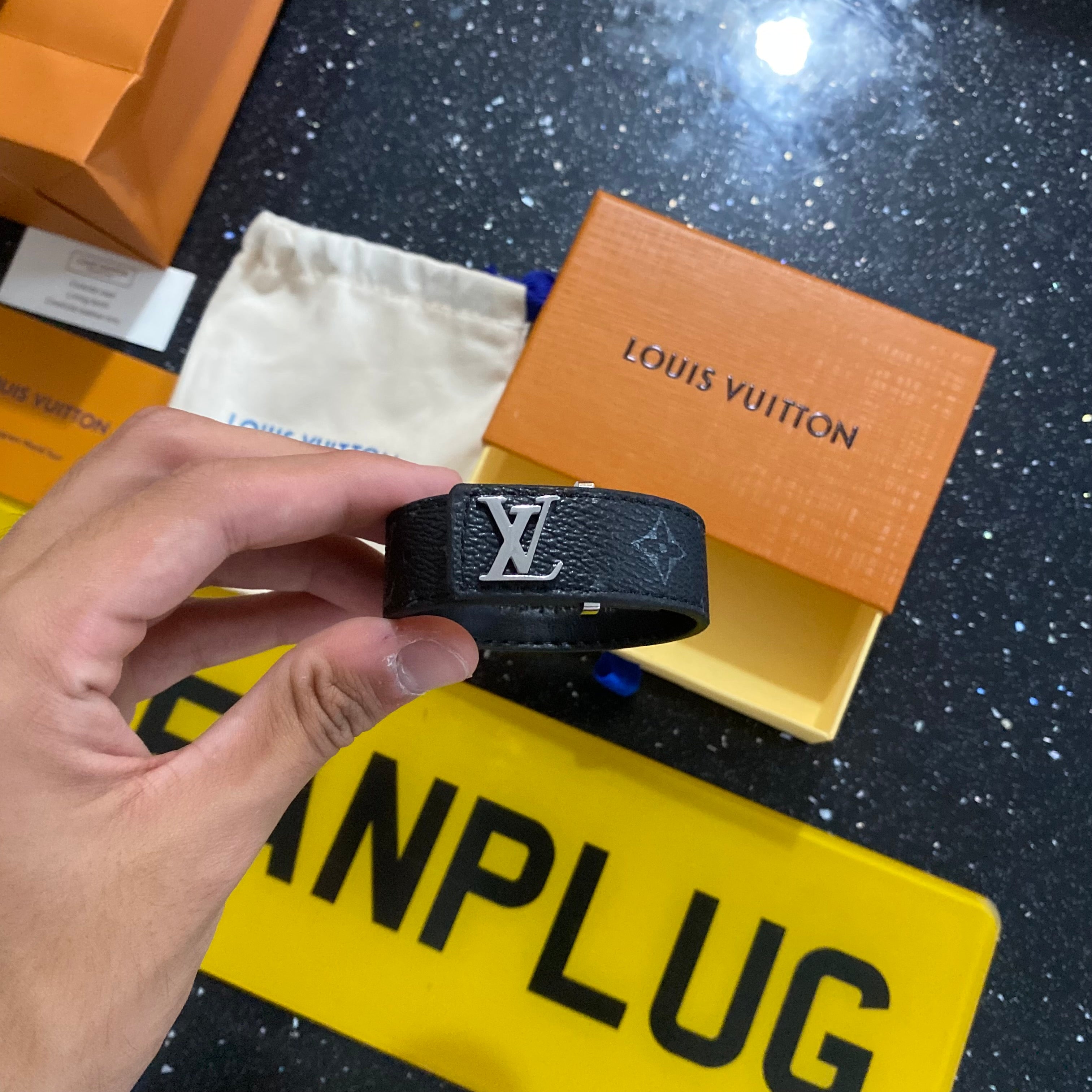 L Bracelet with box & shopping bag